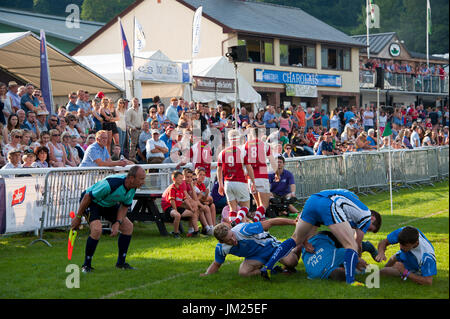 Llanelwedd, Powys, UK. 25. Juli 2017. Junge Landwirte, die sieben-a-Side Rugby Vereinswettbewerb nimmt Platz am späten Nachmittag in der am zweiten Tag der Royal Welsh Show. Die Royal Welsh Agricultural Show wird als der größte & renommiertesten Veranstaltung ihrer Art in Europa gefeiert. Mehr als 200.000 Besucher werden in dieser Woche über die viertägige Show Zeitraum erwartet. Die erste show jemals war bei Aberystwyth in 1904 und zog 442 Vieh Einträge. Bildnachweis: Graham M. Lawrence/Alamy Live-Nachrichten Stockfoto