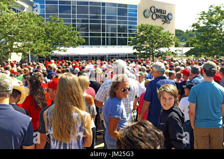 Youngstown, Ohio, USA. 25. Juli 2017. Präsident Trump Fans warten vor dem Covelli Center in Youngstown, Ohio, hineinzukommen, zu beobachten und in der Trump-Rallye teilnehmen. Bildnachweis: Mark Kanning/Alamy Live-Nachrichten Stockfoto