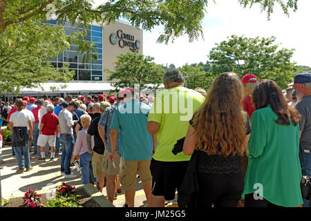 Youngstown, Ohio, USA. 25. Juli 2017. Präsident Trump Fans warten vor dem Covelli Center in Youngstown, Ohio, hineinzukommen, zu beobachten und in der Trump-Rallye teilnehmen. Bildnachweis: Mark Kanning/Alamy Live-Nachrichten Stockfoto