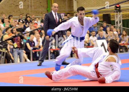 Wroclaw, Polen. 25. Juli 2017. Welt Spiele 2017, Karate-Wettbewerb, Kumite Herren 60kg Finale Goldmedaille kämpfen in Wroclaw, Polen. Im Bild: Firdosi Farzaliyev aus Aserbaidschan (roter Gürtel) und Amir Mehdizadeh aus dem Iran (blauer Gürtel). Bildnachweis: Bartolomeus Magierowski/Alamy Live-Nachrichten. Stockfoto