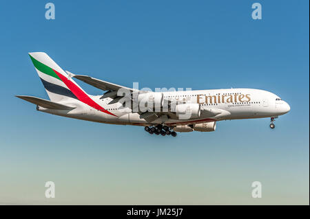 Emirates Airline Airbus A380 der Landung am Flughafen Zürich Kloten, Schweiz. Größte liner Flugzeug der Welt. 4 Jet Engine und 2 Schichten für den Beifahrer. Stockfoto