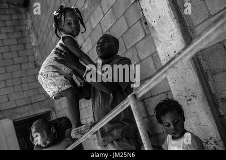 Tijuana, Baja California, Mexiko. 28. Juni 2017. Haitianische Migranten bei der Iglesia Evangelica Embajadores de Jesus in Tijuana, Baja California. Die Kirche wurde in ein Tierheim für den Zustrom von haitianischen Migranten umgewandelt, die sich fest in Mexiko, nachdem ihre Hoffnungen der Überfahrt in die Vereinigten Staaten als Folge der Einwanderungspolitik gestoppt wurden gefunden. Bildnachweis: Joel Angel Juarez/ZUMA Draht/Alamy Live-Nachrichten Stockfoto