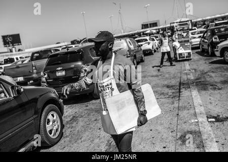 Tijuana, Baja California, Mexiko. 28. Juni 2017. Haitianische Migranten funktioniert einen Burrito Stand in San Ysidro Port Of Entry, wie Fahrzeuge in stundenlangen Traffic warten auf die Vereinigten Staaten einreisen in Tijuana, Baja California. Bildnachweis: Joel Angel Juarez/ZUMA Draht/Alamy Live-Nachrichten Stockfoto