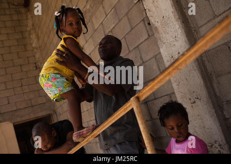 Tijuana, Baja California, Mexiko. 28. Juni 2017. Haitianische Migranten bei der Iglesia Evangelica Embajadores de Jesus in Tijuana, Baja California. Die Kirche wurde in ein Tierheim für den Zustrom von haitianischen Migranten umgewandelt, die sich fest in Mexiko, nachdem ihre Hoffnungen der Überfahrt in die Vereinigten Staaten als Folge der Einwanderungspolitik gestoppt wurden gefunden. Bildnachweis: Joel Angel Juarez/ZUMA Draht/Alamy Live-Nachrichten Stockfoto