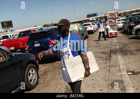 Tijuana, Baja California, Mexiko. 28. Juni 2017. Haitianische Migranten funktioniert einen Burrito Stand in San Ysidro Port Of Entry, wie Fahrzeuge in stundenlangen Traffic warten auf die Vereinigten Staaten einreisen in Tijuana, Baja California. Bildnachweis: Joel Angel Juarez/ZUMA Draht/Alamy Live-Nachrichten Stockfoto