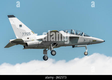 Turin Caselle Flughafen - Juli 10, 2017: Leonardo Flugzeuge, Aermacchi MB 346 mt 55225 polnische Luftwaffe während der Pilot Training in Turin Flughafen. Militärflugzeuge hergestellt in Italien in Venegono. Stockfoto