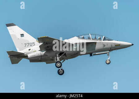 Turin Caselle Flughafen - Juli 10, 2017: Leonardo Flugzeuge, Aermacchi MB 346 mt 55225 polnische Luftwaffe während der Pilot Training in Turin Flughafen. Militärflugzeuge hergestellt in Italien in Venegono. Stockfoto