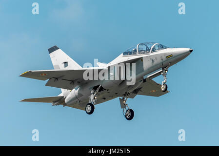 Turin Caselle Flughafen - Juli 10, 2017: Leonardo Flugzeuge, Aermacchi MB 346 mt 55225 polnische Luftwaffe während der Pilot Training in Turin Flughafen. Militärflugzeuge hergestellt in Italien in Venegono. Stockfoto