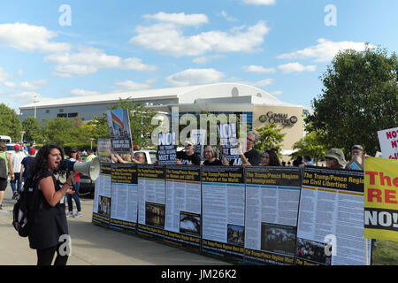 Youngstown, Ohio, USA. 25. Juli 2017. Demonstranten zeigen außerhalb der Covelli Centre in Qld, Ohio vor einer politischen Kundgebung von Präsident Donald Trump am 25. Juli 2017.  Bildnachweis: Mark Kanning/Alamy Live-Nachrichten Stockfoto