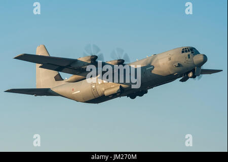 Lockheed C-130 Hercules der Aeronautica Militare Italiana (italienische Luftwaffe) der 46th Sturm wich von Pisa Flughafen Turin Flughafen zu landen Stockfoto