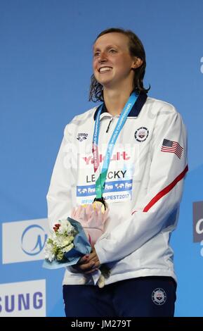 Budapest, Ungarn. 25. Juli 2017. Katie Ledecky der Vereinigten Staaten lächelt während der Verleihung der Frauen 1500m Freistil Finale des Schwimmens am 17. FINA-Weltmeisterschaften in Budapest, Ungarn, am 25. Juli 2017. Bildnachweis: Gong Bing/Xinhua/Alamy Live-Nachrichten Stockfoto