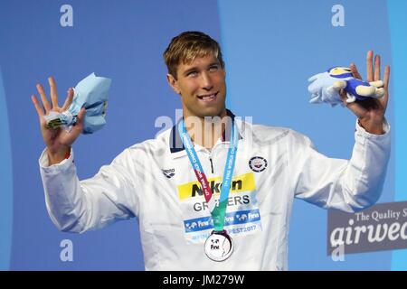 Budapest, Ungarn. 25. Juli 2017. Silbermedaillen-Gewinner Matt Grevers der Vereinigten Staaten Wellen während der Preisverleihung die Männer 100m Rücken Finale des Schwimmens am 17. FINA-Weltmeisterschaften in Budapest, Ungarn, am 25. Juli 2017. Bildnachweis: Gong Bing/Xinhua/Alamy Live-Nachrichten Stockfoto