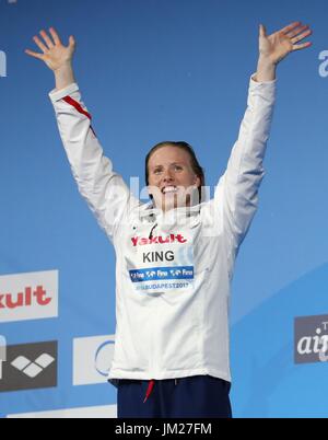 Budapest, Ungarn. 25. Juli 2017. Goldmedaillengewinner Lilly König der Vereinigten Staaten Wellen während der Verleihung der Women 100m Brustschwimmen Finale des Schwimmens am 17. FINA-Weltmeisterschaften in Budapest, Ungarn, am 25. Juli 2017. Bildnachweis: Gong Bing/Xinhua/Alamy Live-Nachrichten Stockfoto