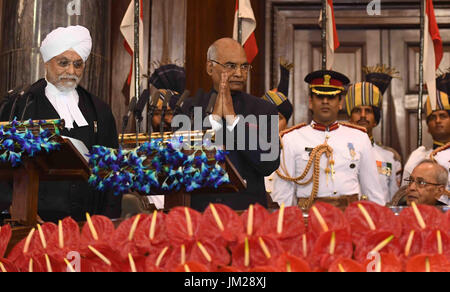 (170726)--NEU-DELHI, 26. Juli 2017 (Xinhua)--The President of India Ram Nath Kovind (C) nimmt Eid bei seiner vereidigten Zeremonie statt in Neu-Delhi, 25. Juli 2017. Am Dienstag wurde RAM Nath Kovind als 14. Präsident Indiens vereidigt. (Xinhua/Stringer) (Zw) Stockfoto