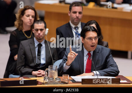 New York, USA. 25. Juli 2017. Vereinten Nationen, des Sicherheitsrats eröffnen Debatte über die Situation im Nahen Osten im UN-Hauptquartier in New York. 25. Juli 2017. Danny Danon (vorne), ständiger Vertreter Israels bei den Vereinten Nationen befasst sich mit eine Sicherheitsrat offene Debatte über die Situation im Nahen Osten im UN-Hauptquartier in New York. Bildnachweis: Xinhua/Alamy Live-Nachrichten Stockfoto