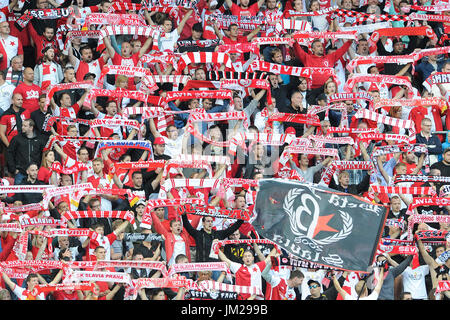 Prag, Tschechische Republik. 25. Juli 2017. Fans von Slavia in Aktion während der dritten Qualifikationsrunde Spiel in der UEFA Champions League zwischen SK Slavia Praha und FC BATE Borisov in Prag, Tschechische Republik, am 25. Juli 2017. Bildnachweis: Ondrej Demel/CTK Foto/Alamy Live-Nachrichten Stockfoto