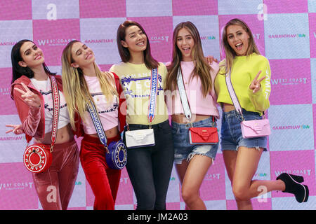 (L, R) Amelia grau Hamlin, Delilah Belle Hamlin, japanische Schauspielerin und Model Sumire, Scarlet Rose Stallone und Sophia Rose Stallone, Pose für die Kameras während Samantha tausendjährigen Schwestern Veranstaltung in Samantha Thavasa Omotesando Tore laden am 26. Juli 2017, Tokio, Japan. Japanische Modemarke lädt tausendjährigen Modelle, Töchter der Welt berühmte Persönlichkeiten Sylvester Stallone und Harry Hamlin, für die startende Veranstaltung seine neue Linie West Coast Samantha Vega von Nicola Formichetti. Bildnachweis: Rodrigo Reyes Marin/AFLO/Alamy Live-Nachrichten Stockfoto