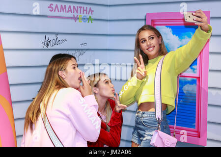 (L, R) Scarlet Rose Stallone, Amelia grau Hamlin, Delilah Belle Hamlin und Sophia Rose Stallone, posieren für ein Selfie während Samantha tausendjährigen Schwestern Veranstaltung in Samantha Thavasa Omotesando Tore laden am 26. Juli 2017, Tokio, Japan. Japanische Modemarke lädt tausendjährigen Modelle, Töchter der Welt berühmte Persönlichkeiten Sylvester Stallone und Harry Hamlin, für die startende Veranstaltung seine neue Linie West Coast Samantha Vega von Nicola Formichetti. Bildnachweis: Rodrigo Reyes Marin/AFLO/Alamy Live-Nachrichten Stockfoto