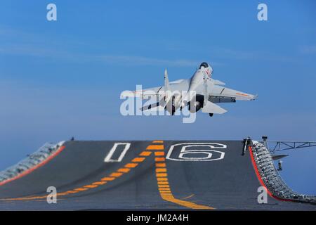 (170726)--Peking, 26. Juli 2017 (Xinhua)--Datei Foto am 1. Juli 2017 zeigt ein J-15 trägergestütztes Flugzeug abheben vom Deck des chinesischen Flugzeugträgers Liaoning.   Es ist ein großes Jahr für Chinas Militär gewesen, als das Volk Volksbefreiungsarmee (PLA) ist es, seinen 90. Geburtstag feiern. Als Aug. 1 hat der Geburtstag von PLA, Ansätze, Armee des Landes gezeigt, wie viel seiner militärischen Fähigkeiten gewachsen ist und engagiert für die Erhaltung von Frieden in der Welt.  Winkel des Leistungshebels hat einen langen Weg seit seiner Geburt bei einem bewaffneten Aufstand in der Stadt Nanchang am 1. August 1927, gekommen wenn es auf Stockfoto