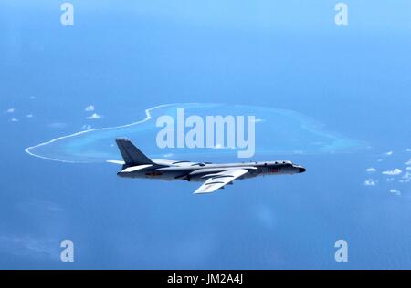 (170726)--Peking, 26. Juli 2017 (Xinhua)--Datei Foto aufgenommen im Juli 2016 zeigt chinesischen H-6 K Bomber patrouillierenden Inseln und Riffe einschließlich Huangyan Insel im Südchinesischen Meer. Es ist ein großes Jahr für Chinas Militär gewesen, als das Volk Volksbefreiungsarmee (PLA) ist es, seinen 90. Geburtstag feiern. Als Aug. 1 hat der Geburtstag von PLA, Ansätze, Armee des Landes gezeigt, wie viel seiner militärischen Fähigkeiten gewachsen ist und engagiert für die Erhaltung von Frieden in der Welt. Winkel des Leistungshebels hat einen langen Weg seit seiner Geburt bei einem bewaffneten Aufstand in der Stadt Nanchang am 1. August 1927, gekommen wenn es auf Stockfoto