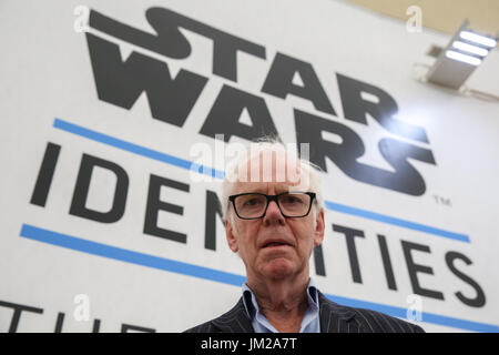 Die O2-Arena. London. UK 26. Juli 2017 - Jeremy Bulloch spielte legendären Kopfgeldjäger Boba Fett in das Imperium schlägt zurück und die Rückkehr der Jedi-Ritter besucht Star Wars Identities: The Exhibition Photocall in The O2, neben seiner Originalkostüm feiern die einzigartigen Besucherattraktion mit mehr als 200 original-Artefakte von LucasFilm Archive. Die Ausstellung untersucht die wunderschöne Natur der menschlichen Identität durch die Magie des Star Wars-Universum und seine legendäre Figuren. Bildnachweis: Dinendra Haria/Alamy Live-Nachrichten Stockfoto