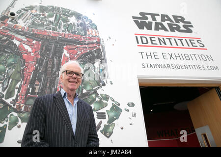 Die O2-Arena. London. UK 26. Juli 2017 - Jeremy Bulloch spielte legendären Kopfgeldjäger Boba Fett in das Imperium schlägt zurück und die Rückkehr der Jedi-Ritter besucht Star Wars Identities: The Exhibition Photocall in The O2, neben seiner Originalkostüm feiern die einzigartigen Besucherattraktion mit mehr als 200 original-Artefakte von LucasFilm Archive. Die Ausstellung untersucht die wunderschöne Natur der menschlichen Identität durch die Magie des Star Wars-Universum und seine legendäre Figuren. Bildnachweis: Dinendra Haria/Alamy Live-Nachrichten Stockfoto