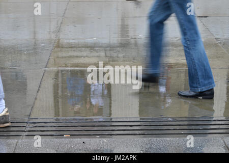 Trafalgar Square, London, UK. 26. Juli 2017. Regenwetter im Zentrum von London. Bildnachweis: Matthew Chattle/Alamy Live-Nachrichten Stockfoto