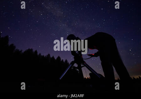 Brtnice, Tschechische Republik. 25. Juli 2017. Beobachtung des Nachthimmels, mit großen astronomischen Teleskopen (im Bild 25. Juli 2017), ist eine unkonventionelle Bekanntschaft mit Astronomie, Physik und anderen Naturwissenschaften oder ein Besuch der Sternwarte im Mittelpunkt ein Sommer astronomische Kinderlager organisiert von der Iglauer Astronomical Society im Hajenka Center in der Nähe von Jihlava. Bildnachweis: Lubos Pavlicek/CTK Foto/Alamy Live-Nachrichten Stockfoto