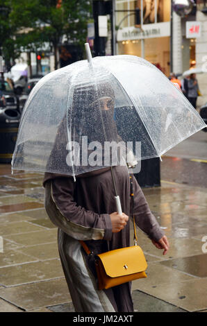 London, UK. 26. Juli 2017. Einkäufer trotzen in der Regen in der Oxford Street im Londoner West End. Bildnachweis: JOHNNY ARMSTEAD/Alamy Live-Nachrichten Stockfoto