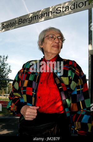 Datei - Datei Bild vom 26. September 2003 zeigt Margarete Lambert, früher bekannt als Gretel Bergmann, stehen am Eingang zum Stadion Gretel Bergmann in Laupheim, Deutschland. Lambert, geboren im Jahre 1914 in Laupheim, unter ihrem Geburtsnamen von Gretel Bergmann brach den deutschen Rekord im Hochsprung vor den Olympischen Spielen von 1936, die ausgereicht hätte, um eine goldene Medaille. Sie war nicht erlaubt, die Teilnahme an der spielen aufgrund ihrer jüdischen Herkunft und wanderten in die USA nicht lange nach. Ihrer Heimatstadt Leipheim benannt ein Leichtathletikstadion in ihr zu Ehren, die sie zum ersten Mal besucht Stockfoto