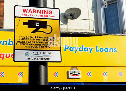 Anmelden Warnung von CCTV-Abdeckung und Zahltag Darlehen, England Großbritannien Stockfoto