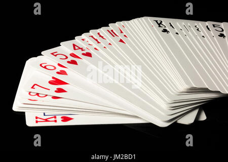 Spielkarten zu verbreiten, auf schwarzem Hintergrund. Stockfoto