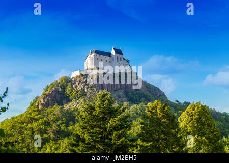 Burg auf dem Hügel, mittelalterliche Burg zugeignet, Ungarn Stockfoto