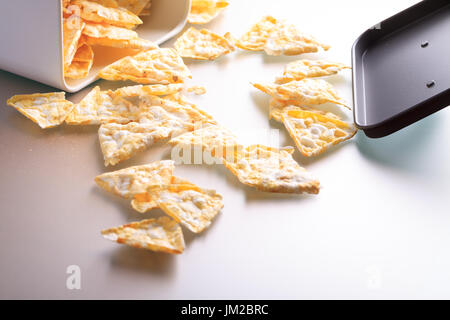 Verstreuten Mais Nachos auf weiße Glasplatte. Stockfoto