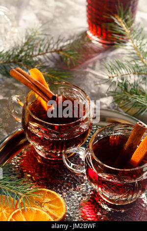 Hot mulled wine on decorative glasses with slices of orange at Christmas atmosphere. Stockfoto