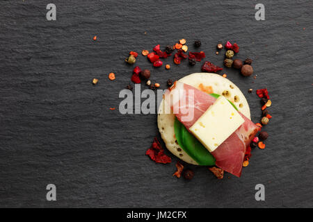 Hausgemachte Pfannkuchen Kanapees auf Schiefer Steinplatte für Fingerfood-party Stockfoto