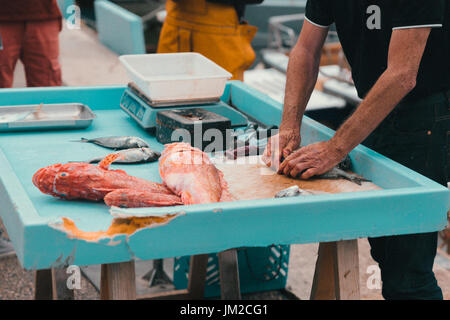 Straße Fisch Verkäufer Reinigung Fische Stockfoto