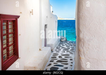 Traditionelle Straße in Mykonos mit Blick auf das Meer Stockfoto