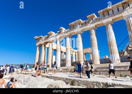 Touristen, die das Parthenon auf der Akropolis, Athen Stockfoto