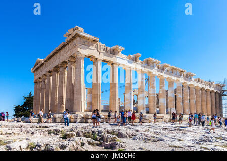 Touristen, die das Parthenon auf der Akropolis, Athen Stockfoto