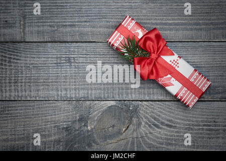 Schön verpacktes Geschenk mit rotem Band Stockfoto