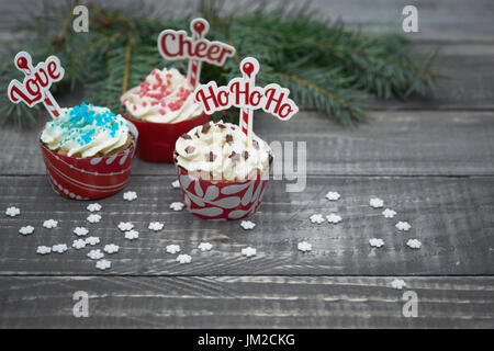 Leckere Weihnachts-Muffins auf Holzbohlen Stockfoto