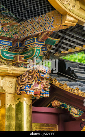 Farbenfrohe Details Toshogu Jinja Schrein im Ueno Park, Tokyo, Japan. Es wurde 1627 gebaut und dem Gedenken an Tokugawa Ieyasu (1542 - 1616) gewidmet. Stockfoto