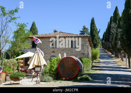 Castellina in Chianti, Italien - 7. Juli 2017: Wein Shop in der Nähe von Castellina in Chianti in der Toskana, Italien Stockfoto