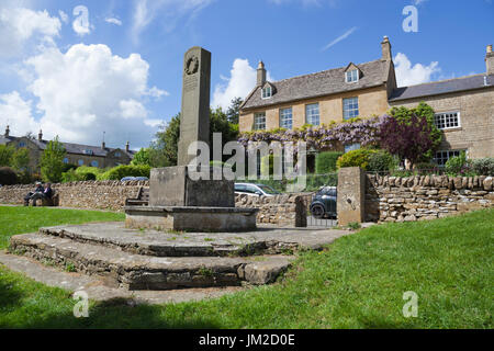 Krieg-Denkmal und Cotswold Hütten am Dorfplatz, Blockley, Cotswolds, Gloucestershire, England, Vereinigtes Königreich, Europa Stockfoto
