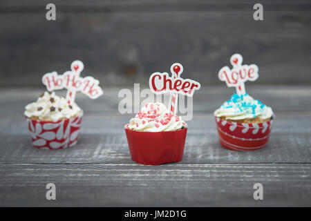 Weihnachts-Muffins auf den hölzernen Schreibtischen Stockfoto