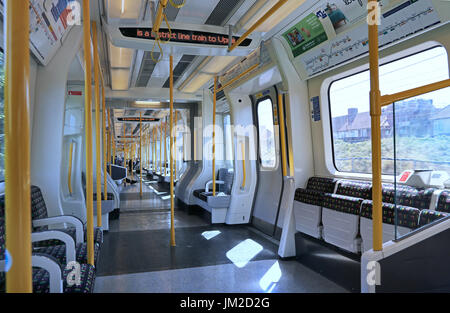 Einrichtung eines neuen S7-Schlittens auf Londoner U-Bahn District Line - Ausführung oberirdisch in East London, UK. Zeigt leere Sitze und Ziel Zeichen. Stockfoto