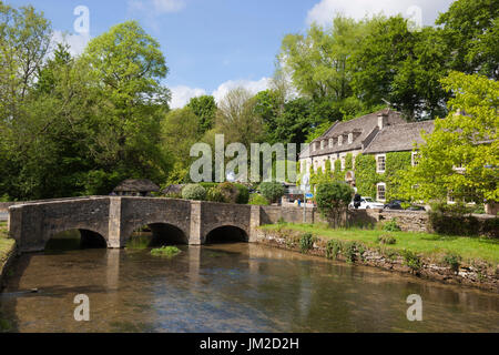 Fluß Coln und Swan Hotel, Bibury, Cotswolds, Gloucestershire, England, Vereinigtes Königreich, Europa Stockfoto