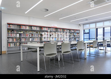 Untersuchungsgebiet in der neu umgebauten Marcus Garvey Bibliothek in London Borough of Haringey, UK. Zeigt traditionelle Bücherregale und neue Computer-Terminals. Stockfoto