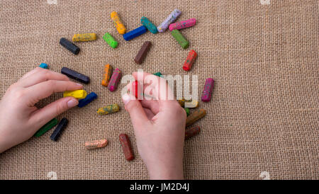 Verwendete Farbe Buntstifte und eine Hand, die einige Stockfoto